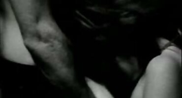 ໄກ່ຫົວແດງທີ່ມີຮອຍສັກ fondles ຕົນເອງ