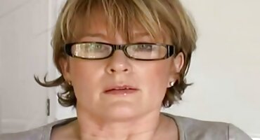 ໃນການຫລໍ່ຄັ້ງທໍາອິດນາງໄດ້ຮັບ cork ໃນກົ້ນແລະການຮ່ວມເພດທາງຮູທະວານ