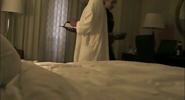 ແມ່ຍິງ Anal bang whipped cream ກັບສະຕໍເບີຣີໃນກົ້ນ