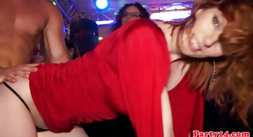 Brunette ອາຍຸ 19 ປີເອົາ cock ສຸຂະພາບຂອງຄູ່ຮ່ວມງານໃນປາກຂອງນາງເພື່ອດູດ cock