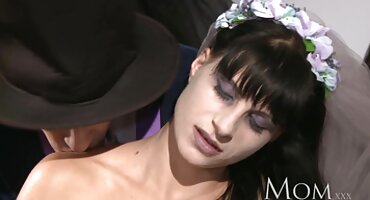 Tits ແລະ pussy oiled-ມີ bitch ທີ່ສວຍງາມດັ່ງກ່າວ