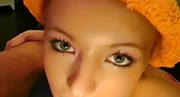 ຜົວໄດ້ໂທຫາຫມູ່ເພື່ອນເພື່ອຈີກຮູທີ່ມີນ້ໍາທັງຫມົດຂອງເມຍ nympho